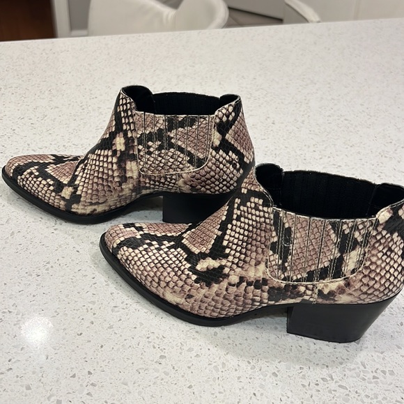 ALDO snake print booties. Size 7 - Picture 6 of 10